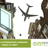 Un avión sobrevuela edificios antiguos. Un corte transversal muestra un **cristal anti ruido** de doble acristalamiento, sugiriendo aislamiento acústico.