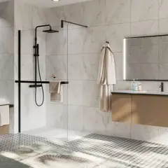 Moderno baño con ducha a ras de suelo, ideal para cambiar plato de ducha por otro a ras de suelo. Mármol, madera y detalles negros.