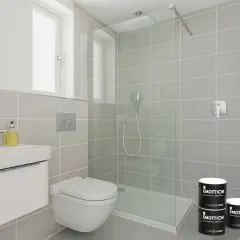 Moderno baño pequeño con ducha y lavabo. Latas de pintura para **pintar azulejos baño pequeño** listas para renovar.