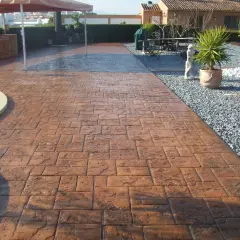 Un camino de hormigón impreso con acabado de ladrillo, ideal para aprender como hacer hormigon impreso y embellecer tu jardín.