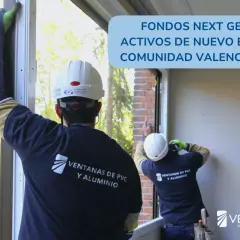 Instaladores trabajan en ventanas, aprovechando fondos Next Gen para la Comunidad Valenciana.