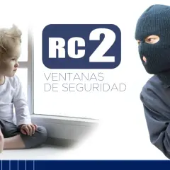 Niño mira por la ventana, mientras un ladrón con pasamontañas acecha. Ventanas de seguridad RC2 protegen tu hogar.