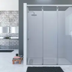 Mampara de ducha fija sin perfil inferior, con puertas correderas y rociador. Baño moderno con azulejos decorativos y lavabos dobles.