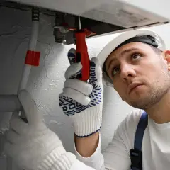 Técnico revisa tuberías de la caldera, preocupado porque mi caldera pierde agua.