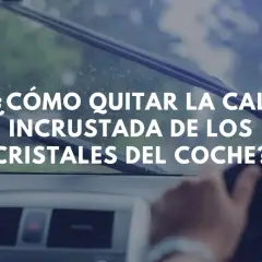Mano al volante, limpiaparabrisas en acción. Aprende cómo quitar la cal de los cristales del coche para una visibilidad perfecta.