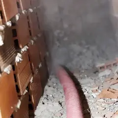 Proceso de aislamiento para como aislar un techo del calor, con material espumoso inyectado en cavidades de ladrillo.