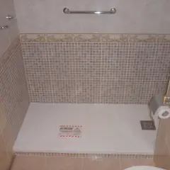 Plato de ducha blanco recién instalado. En el foro sobre el precio cambio bañera por ducha, se discuten estas renovaciones.