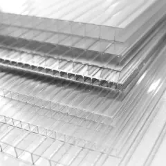 Planchas de policarbonato alveolar apiladas, creando paredes que dejan pasar la luz y difuminan el entorno.