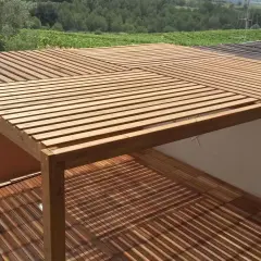 Construcción de una pérgola de madera con diseño moderno. Ideal para tu terraza, te mostramos como hacer una pergola de madera.