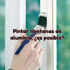 Pintar ventanas de aluminio sin lijar es posible. Mano aplica pintura blanca a un marco de ventana.