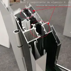 Detalle de corte en perfilería RTP de ventana con rotura de puente térmico. Se aprecian las cámaras aislantes.
