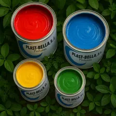 Latas de pintura para plástico de colores vibrantes: rojo, azul, amarillo y verde, rodeadas de hojas verdes.