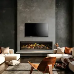 Sala moderna con chimenea de obra y televisión. El tiro de chimenea de obra está limpio y listo para el fuego.