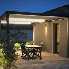 Modern pergola con iluminación LED integrada, ideal para crear ambiente. Perfectas ideas para iluminar una pergola y disfrutar del exterior.