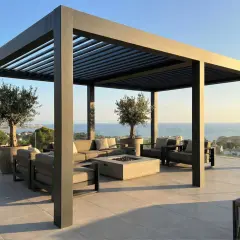 Modern pergola con asientos y chimenea, un ejemplo de tipos de cerramientos para disfrutar del mar.