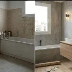 Baño renovado sin quitar azulejos: antes y después. Moderno lavabo flotante, espejo circular con luz y paredes con efecto cemento.