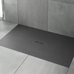Plato de ducha moderno de pizarra gris con desagüe central. Ideal para limpiar y mantener tu baño impecable.
