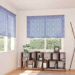 Ideas para como hacer un estor enrollable de tela: ventana con estor azul a rayas, estantería de madera y lámpara de pie.