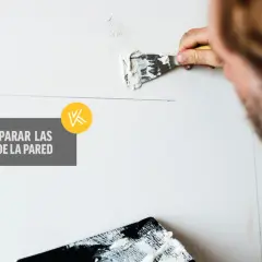 Hombre aplicando masilla para reparar grietas en la pared.
