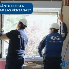 Instaladores trabajan en una casa, respondiendo a la pregunta de cuánto cuesta cambiar las ventanas.