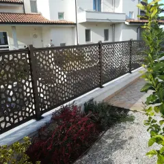 Valla decorativa con diseño orgánico para como tapar la vista del vecino en terraza. Crea privacidad y estilo.