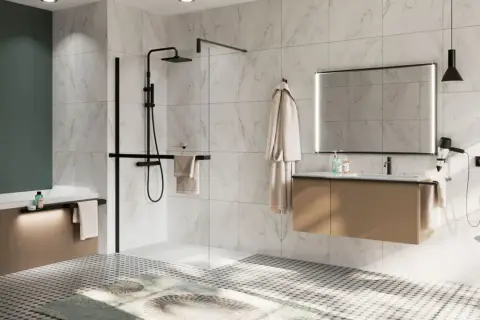Moderno baño con ducha a ras de suelo, ideal para cambiar plato de ducha por otro a ras de suelo. Mármol, madera y detalles negros.