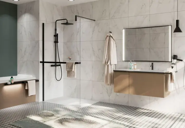 Moderno baño con ducha a ras de suelo, ideal para cambiar plato de ducha por otro a ras de suelo. Mármol, madera y detalles negros.