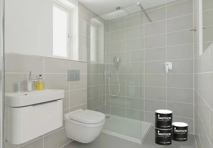 Moderno baño pequeño con ducha y lavabo. Latas de pintura para **pintar azulejos baño pequeño** listas para renovar.