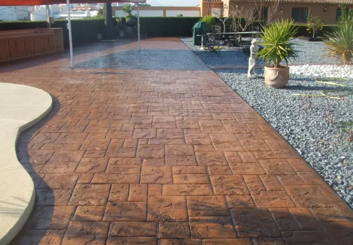 Un camino de hormigón impreso con acabado de ladrillo, ideal para aprender como hacer hormigon impreso y embellecer tu jardín.