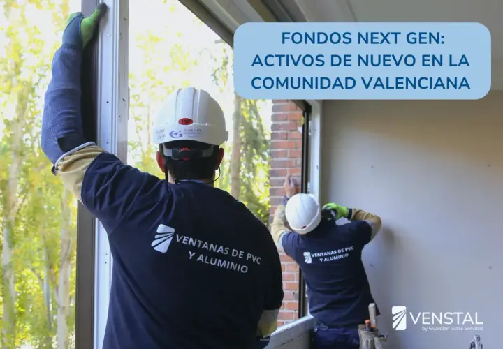 Instaladores trabajan en ventanas, aprovechando fondos Next Gen para la Comunidad Valenciana.