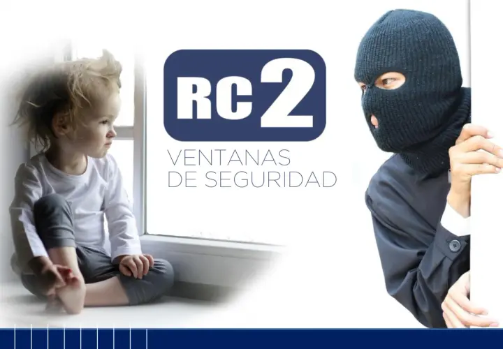 Niño mira por la ventana, mientras un ladrón con pasamontañas acecha. Ventanas de seguridad RC2 protegen tu hogar.