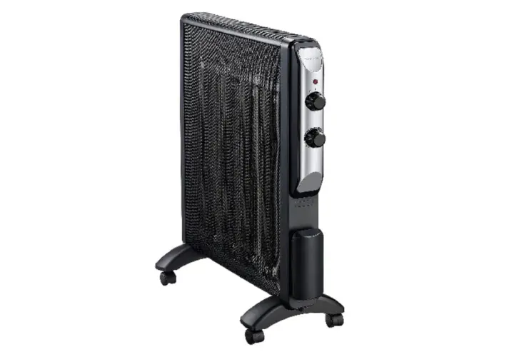 Radiador de mica negro con ruedas y dos perillas de control.