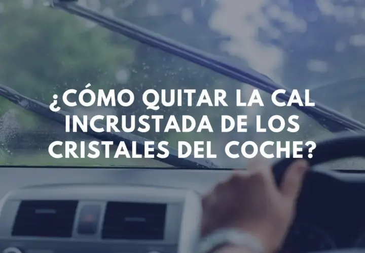 Mano al volante, limpiaparabrisas en acción. Aprende cómo quitar la cal de los cristales del coche para una visibilidad perfecta.