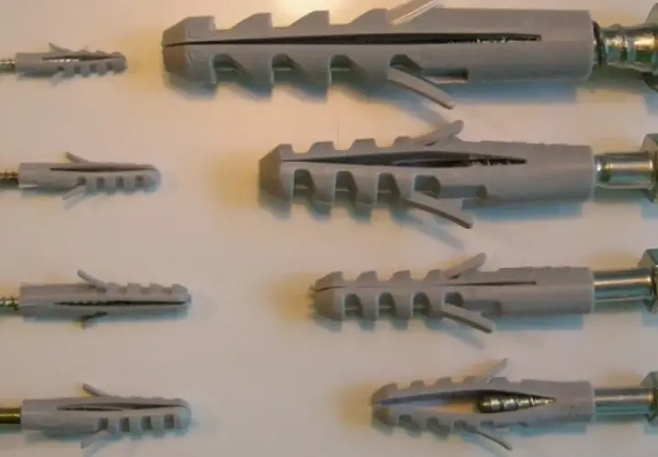 Variedad de tipos de tacos para pared, con tornillos de diferentes tamaños.
