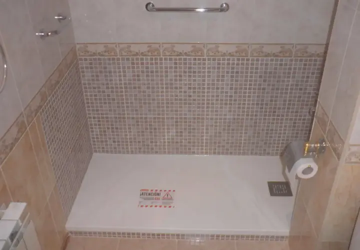 Plato de ducha blanco recién instalado. En el foro sobre el precio cambio bañera por ducha, se discuten estas renovaciones.
