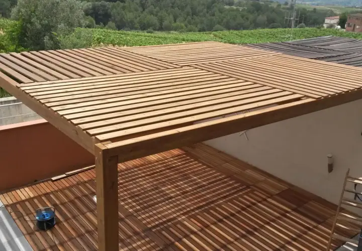 Construcción de una pérgola de madera con diseño moderno. Ideal para tu terraza, te mostramos como hacer una pergola de madera.