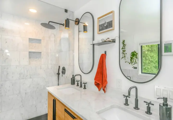 Baño moderno con ducha empotrada, lavabos dobles y grifería negra. Ideal para instalar grifo ducha empotrado.