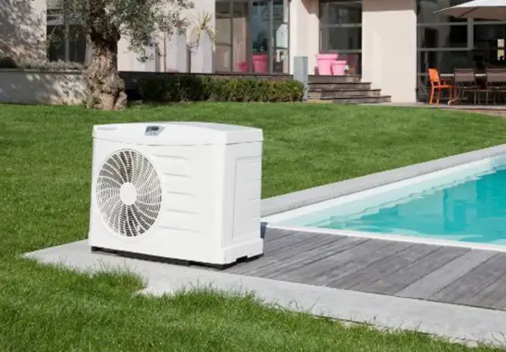 Bomba de calor junto a una piscina, ideal para saber como calentar el agua de la piscina y disfrutarla todo el año.
