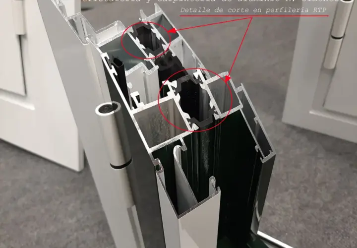 Detalle de corte en perfilería RTP de ventana con rotura de puente térmico. Se aprecian las cámaras aislantes.