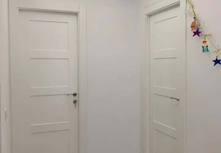 Puertas de interior blancas con paneles, un estilo que se lleva mucho.