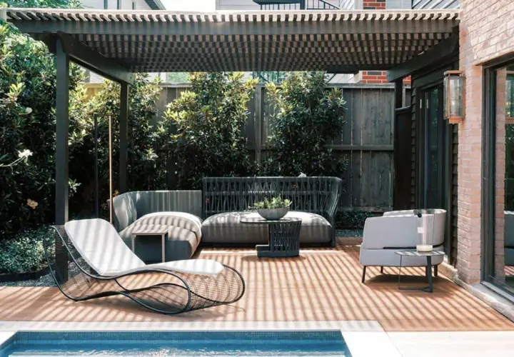 Modernos porches para patios con muebles de exterior, piscina y vegetación exuberante.