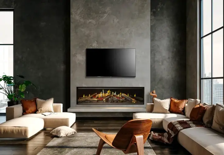 Sala moderna con chimenea de obra y televisión. El tiro de chimenea de obra está limpio y listo para el fuego.