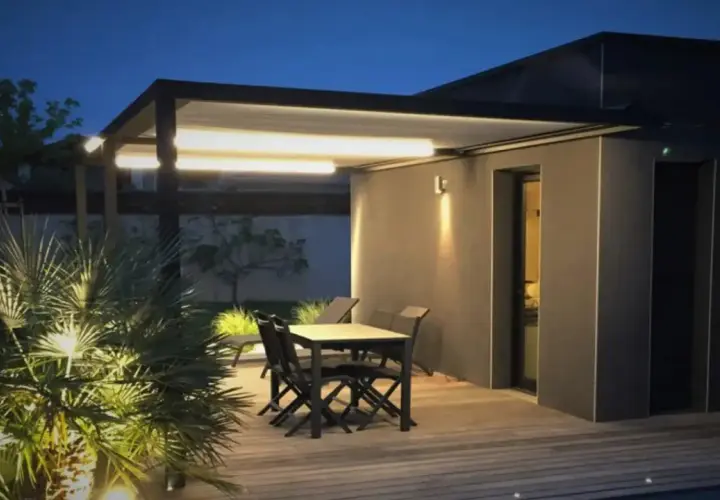 Modern pergola con iluminación LED integrada, ideal para crear ambiente. Perfectas ideas para iluminar una pergola y disfrutar del exterior.
