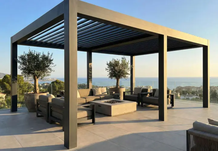 Modern pergola con asientos y chimenea, un ejemplo de tipos de cerramientos para disfrutar del mar.
