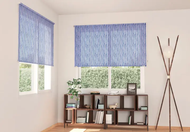 Ideas para como hacer un estor enrollable de tela: ventana con estor azul a rayas, estantería de madera y lámpara de pie.