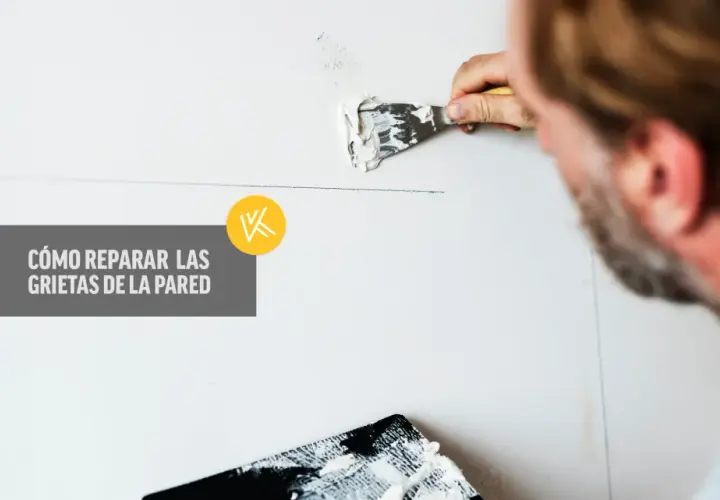 Hombre aplicando masilla para reparar grietas en la pared.