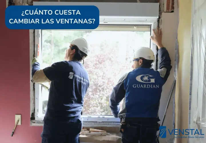 Instaladores trabajan en una casa, respondiendo a la pregunta de cuánto cuesta cambiar las ventanas.