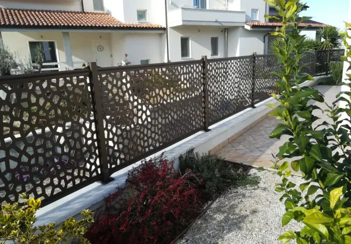 Valla decorativa con diseño orgánico para como tapar la vista del vecino en terraza. Crea privacidad y estilo.