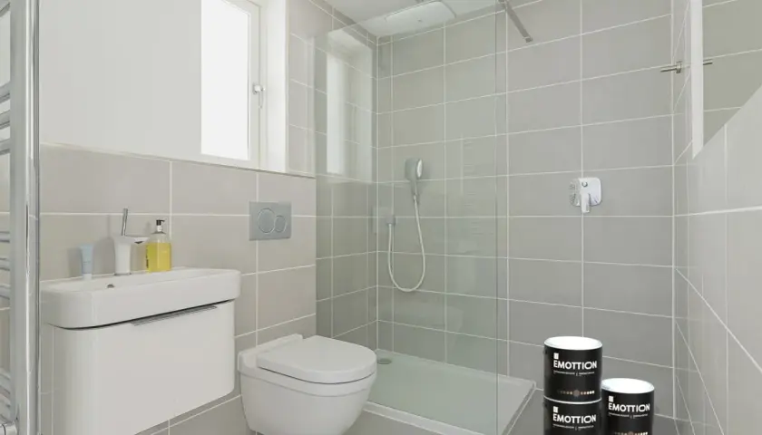 Moderno baño pequeño con ducha y lavabo. Latas de pintura para **pintar azulejos baño pequeño** listas para renovar.