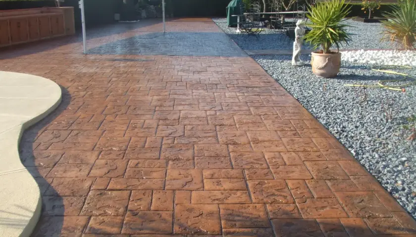 Un camino de hormigón impreso con acabado de ladrillo, ideal para aprender como hacer hormigon impreso y embellecer tu jardín.